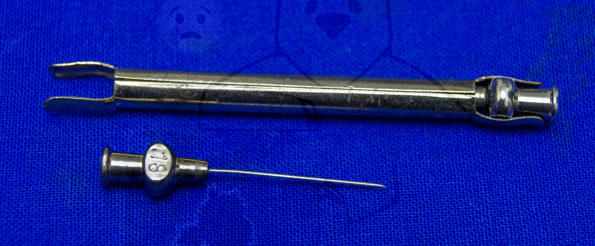 Spritzenbox Feldlazarett / Sanitäter, Anfang 1970'er Jahre, Detailansicht Insulinkanülen mit Halter. Diese sind keine DDR-Produktion, Sie stammen von Henke-Sass (West Deutschland, Ende 1960'er Jahre)